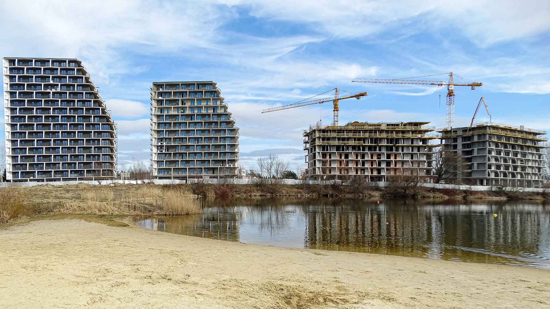 Bloki w budowie. Inwestycja o nazwie "Panorama Kwiatkowskiego". Widok ze Żwirowni. Rzeszów